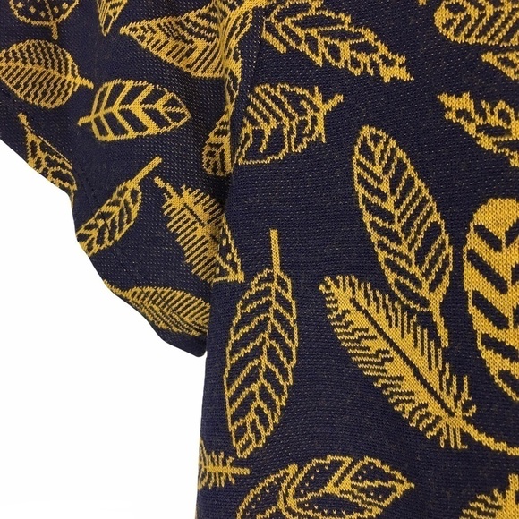 LULAROE Classic T Shirt Top Feathers Jacquard Woven Boho Retro Mod Size XS NWT - Picture 5 of 9